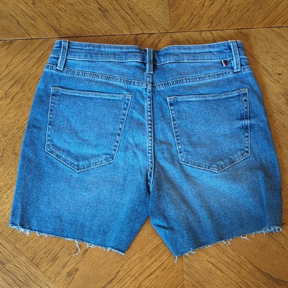 NWT Tommy Hilfiger Greenwich Medium Blue Denim 5" Frayed Hem Shorts - Picture 4 of 7